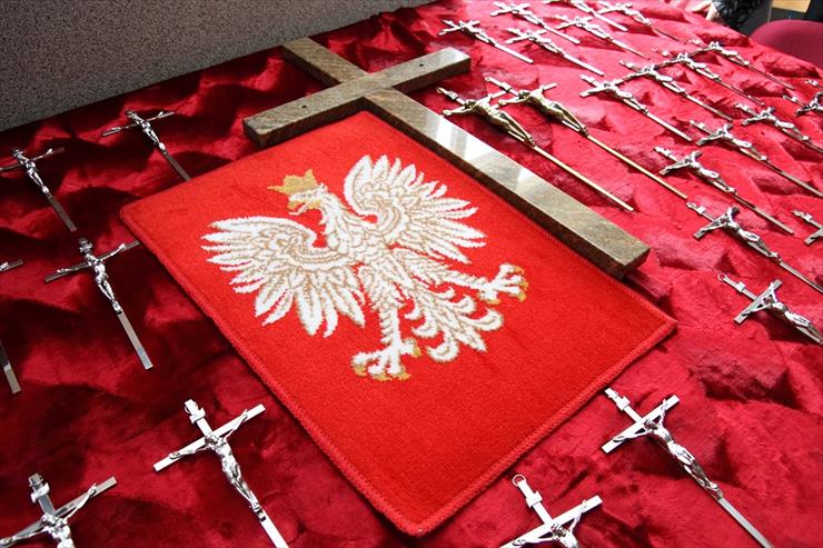Póki Polska żyje w nas  - Godło Polski - Orzeł Biały - Wolność Krzyżami się mierzy.jpg