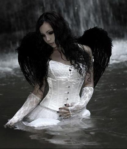 anioły - modelka_aniol_w_bialym_gorsecie.jpg